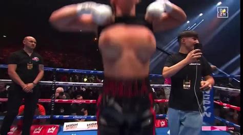 female boxer flashes the crowd|OnlyFans star Daniella Hemsley flashes crowd after。